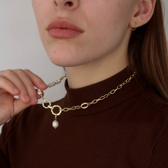 Imitation Pearl Necklace - Short Gold Chain (39cm)