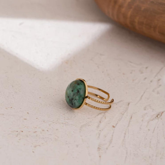 Ideal for fingers sized 6 to 7.5, this gorgeous textured golden ring can be adjusted to fit which ever finger you prefer. Thanks to the gorgeous yellow hue and green centre stone, this ring has a beautiful colour combination.